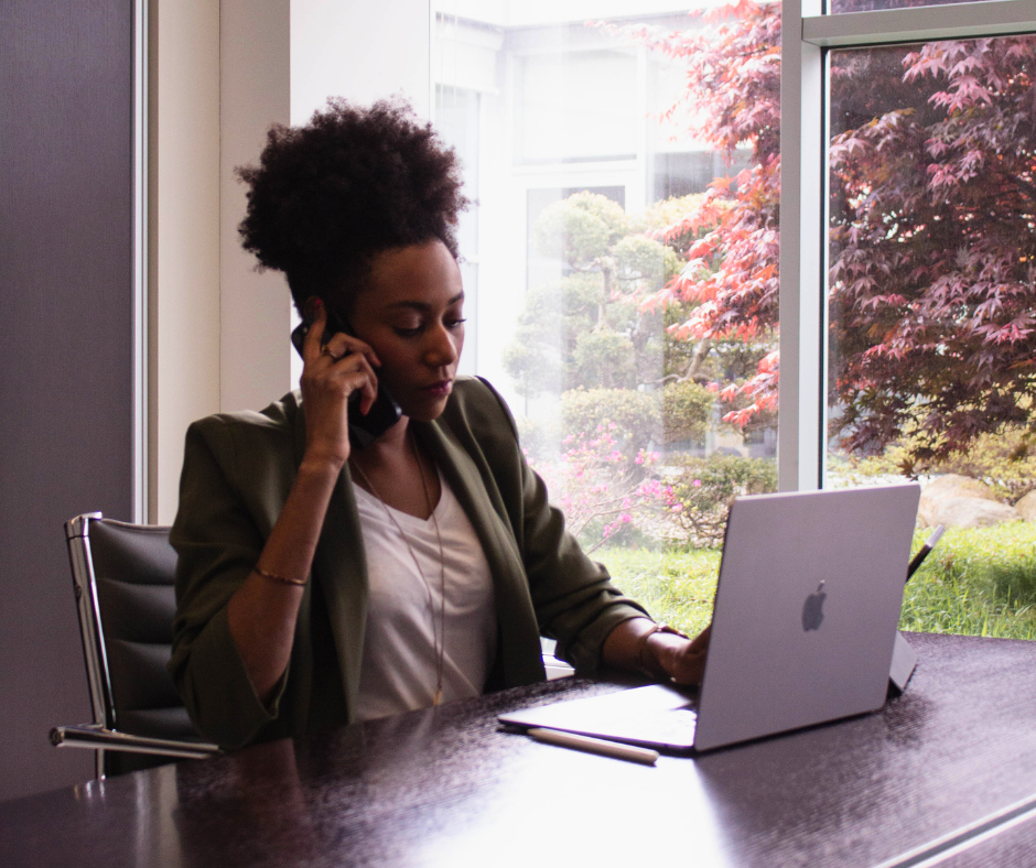 ragazza al telefono che lavora su laptop apple